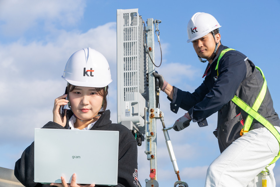 KT 네트워크 부문 엔지니어가 서울 서초구 KT연구개발센터에서 VoNR의 성능을 확인하고 있다. [사진=KT]
