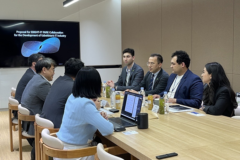 우즈벡 IT파크 관계자들이 이에이트 본사를 방문해 DW 프로젝트 관련 세부 사항을 논의하고 있다. [사진=이에이트]
