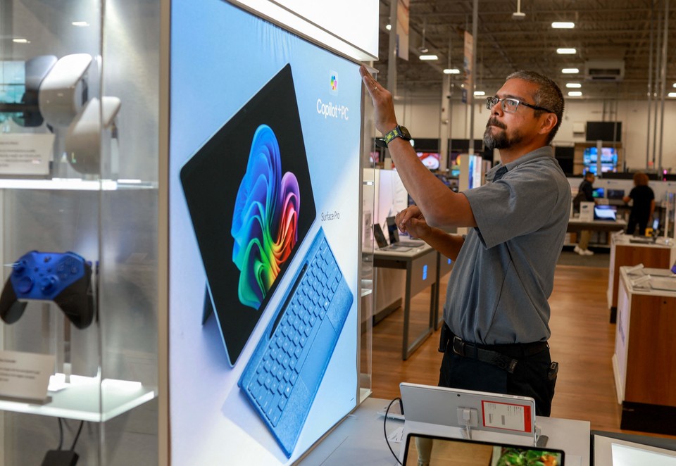 이달 18일(현지시간) 미국 플로리다주 마이애미 소재 베스트바이 매장에 마이크로소프트(MS) 코파일럿+PC 제품군이 진열돼 있다. MS는 이날 델, HP, 레노버 등 공급사가 제공하는 코파일럿+PC 제품의 판매를 정식 시작했다. [사진=AFP통신]