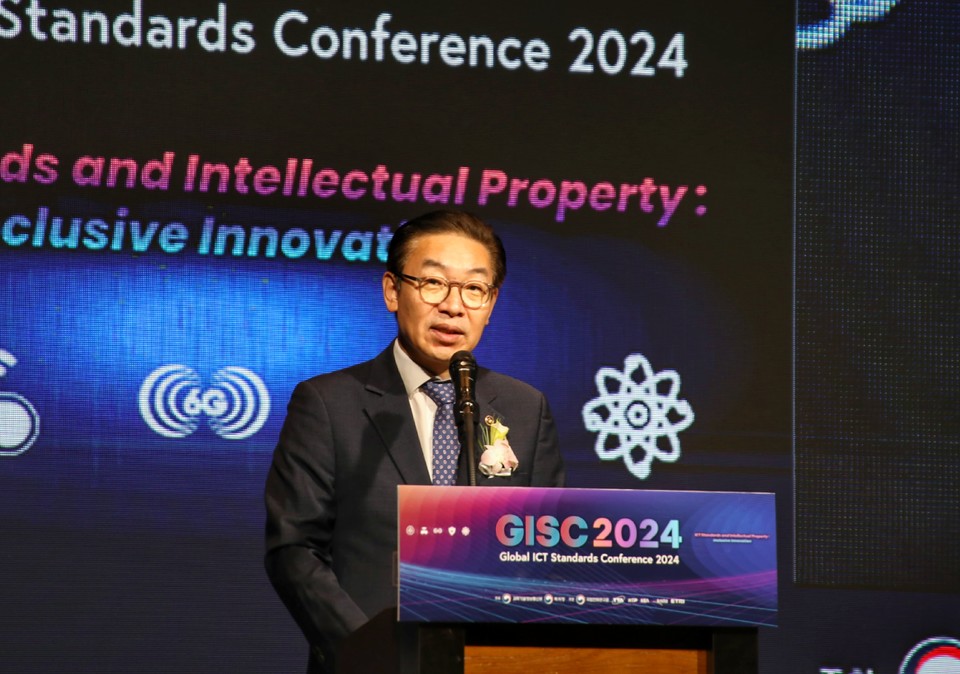 김완기 특허청장이 4일 개막한  ‘글로벌 ICT 표준 컨퍼런스(GISC) 2024’에서 환영사를 하고 있다. [사진=특허청]