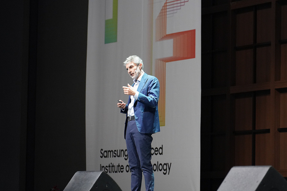요슈아 벤지오 교수가 삼성 AI 포럼 2024에서 기조연설을 하고 있다. [사진=삼성전자]