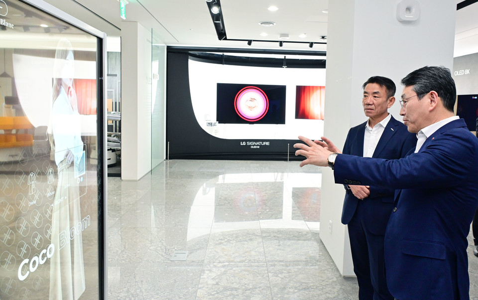 LG전자 조주완 CEO(오른쪽)가 코레일 한문희 사장(왼쪽)에게 투명 올레드 디스플레이를 소개하고 있다. [사진=LG전자]