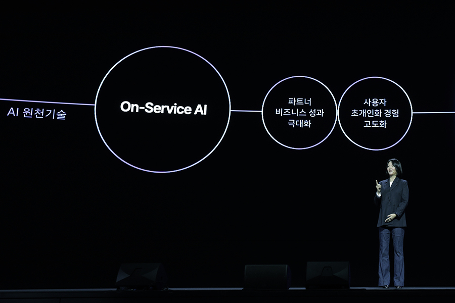 최수연 네이버 대표이사가 11일 삼성동 코엑스에서 열린 컨퍼런스 '단 24' 현장에서 키노트 발표에 나서고 있다. [사진=네이버]