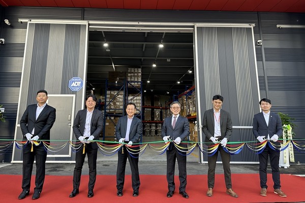 (왼쪽부터) 이승환 과장, 김영훈 상무, 김대홍 사장, 조승필 사장, 김민오 부장, 김상균 부장 [사진=에스넷시스템]