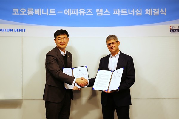 (왼쪽부터) 코오롱베니트 정주영 상무, 에피유즈랩스 스테판 오웬스 파트너 [사진=코오롱베니트]