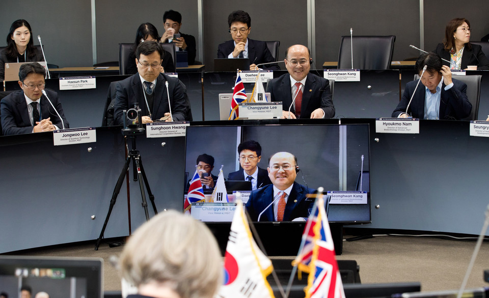 이창윤 과학기술정보통신부 제1차관(오른쪽)이 12일 서울 중구 서울중앙우체국 스카이홀에서 열린 '제1차 한-영 과학기술혼성위원회'에 참석하고 있다. [사진=과기정통부]
