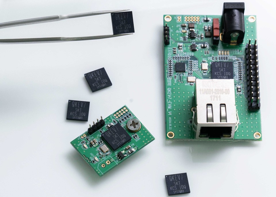 양자암호원칩(QKEV7)과 이를 탑재한 구간양자암호단말장치 [사진=SK텔레콤]