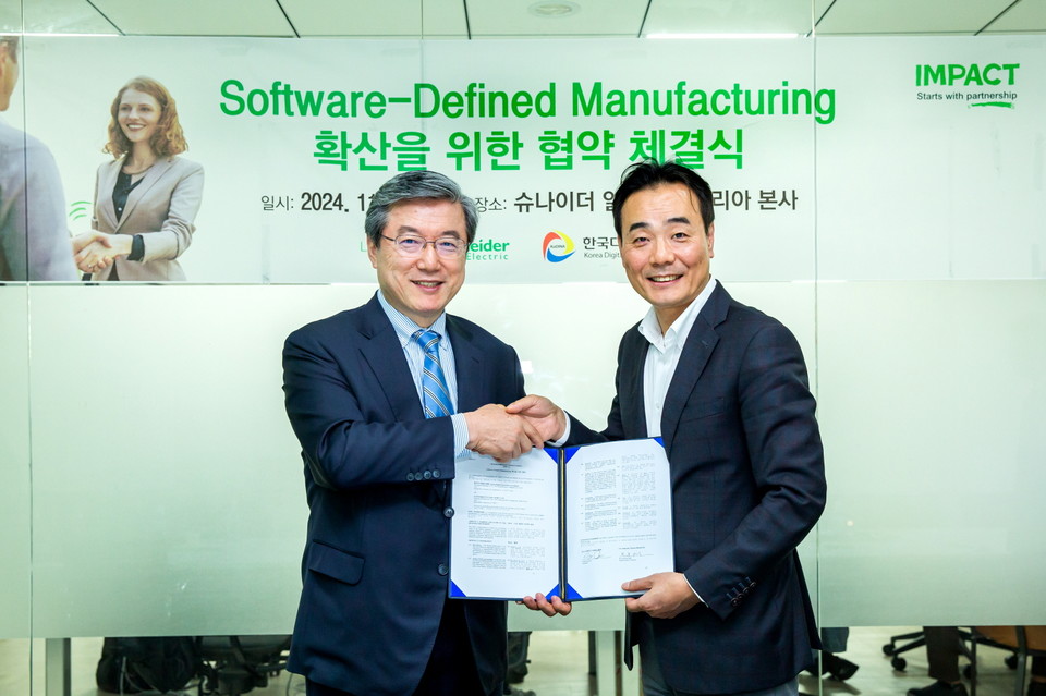 (왼쪽부터) 한국디지털혁신협회 주영섭 회장, 슈나이더일렉트릭코리아 김경록 대표 [사진=슈나이더일렉트릭]