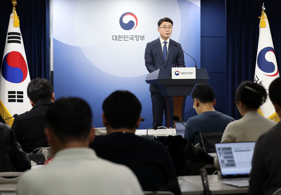 류제명 과학기술정보통신부 네트워크정책실장이 14일 오후 서울정부서울청사에서 IP 카메라 보안 강화 방안을 브리핑하고 있다. [사진=연합뉴스]