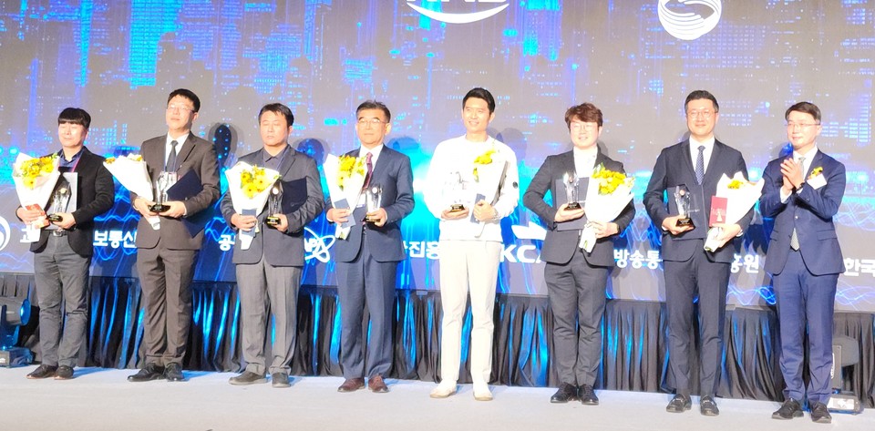 류제명 과학기술정보통신부 네트워크정책실장(사진 맨 오른쪽)과 전파방송기술대상 수상자들이 기념촬영을 하는 모습 (오른쪽에서 두 번째가 류탁기 SK텔레콤 인프라기술담당) [사진=SK텔레콤]