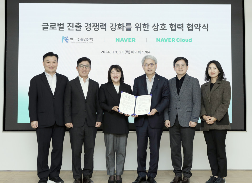 (왼쪽부터) 석상옥 네이버랩스 대표, 김유원 네이버클라우드 대표, 채선주 네이버 대외/ESG 정책 대표, 윤희성 한국수출입은행장, 심재선 인프라금융부장, 구자영 비서실장 [사진=네이버]