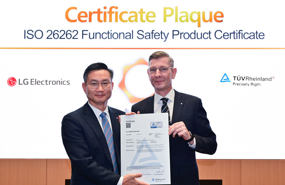 (왼쪽부터) LG전자 CTO부문 김진경 SoC센터장, TUV라인란드코리아 프랭크 주트너 대표 [사진=LG전자]