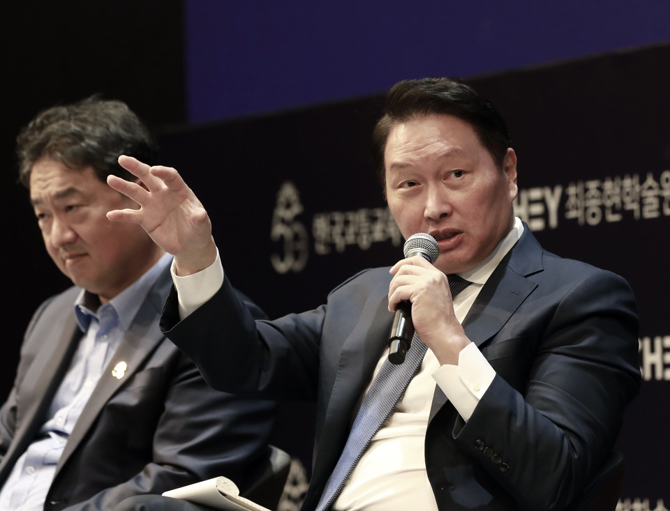 최태원 SK그룹 회장(오른쪽)이 한국고등교육재단 창립 50주년 ‘미래인재 컨퍼런스’의 ‘인재Talk’ 세션에 참석해 토론하고 있다. 왼쪽은 이석재 서울대 철학과 교수 [사진=SK]