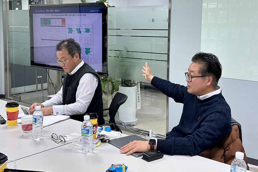 (왼쪽부터) 아콘소프트 김진범 최고개발책임자(CDO), 이영수 대표