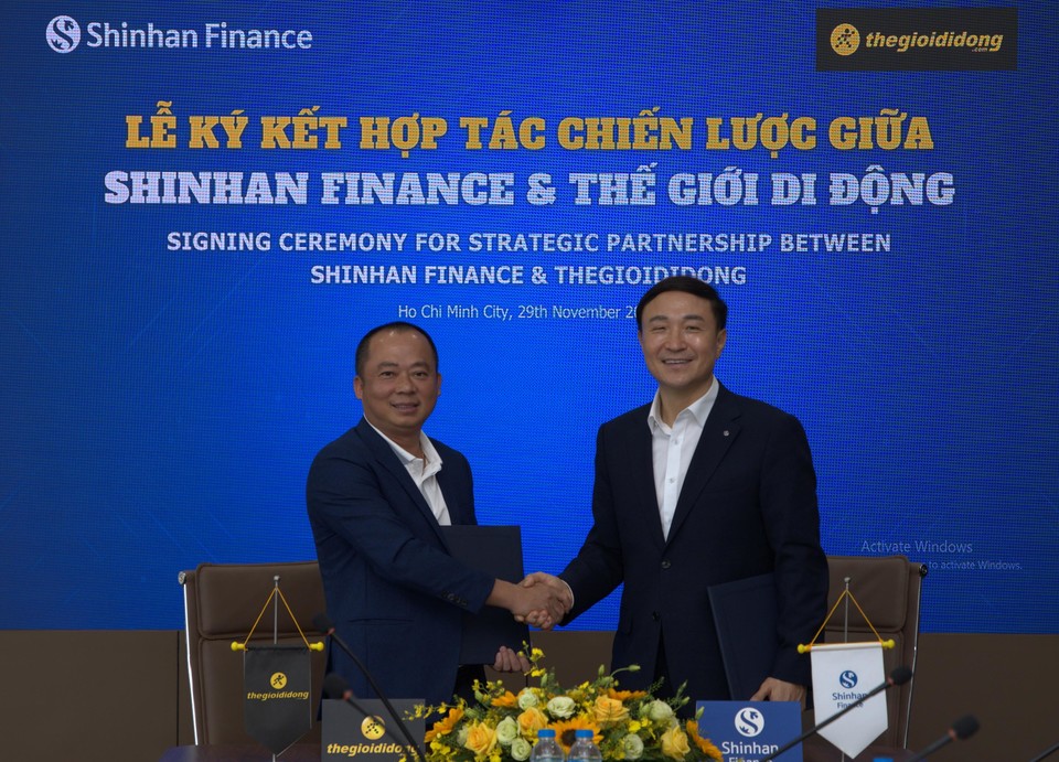 (왼쪽부터) 도안 반 히우 엠 모바일월드 모바일/가전부문 CEO, 문동권 신한카드 사장 [사진=신한카드]