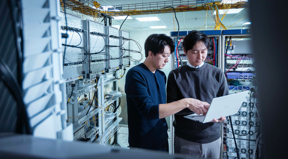 SK텔레콤 연구원들이 플러그페스트에 오픈랜 기술을 출품하기 위해 시험하고 있는 모습 [사진=SK텔레콤]