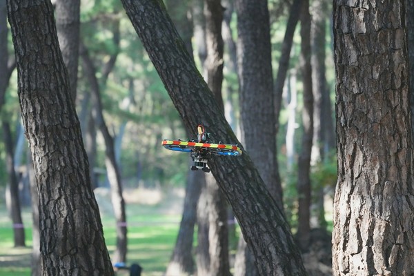 ETRI가 개발한 자율비행 드론의 비행 모습 [사진=ETRI]