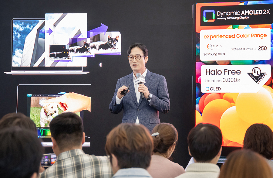 12일 '삼성 강남'에서 열린 미디어 브리핑 현장에서 삼성전자 MX사업부 갤럭시 에코비즈팀장 이민철 상무가 갤럭시북5 프로를 소개하고 있다. [사진=삼성전자]