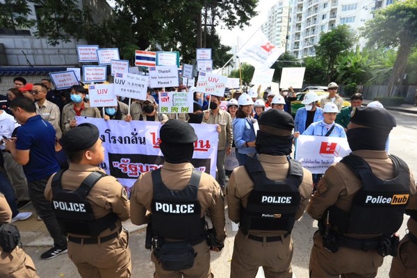 하도급업체 관계자들이 삼성E&A의 미지급금 문제 해결을 촉구하며 주태국 한국대사관 앞에서 시위를 벌이고 있다. [사진=카오훈인터내셔널]