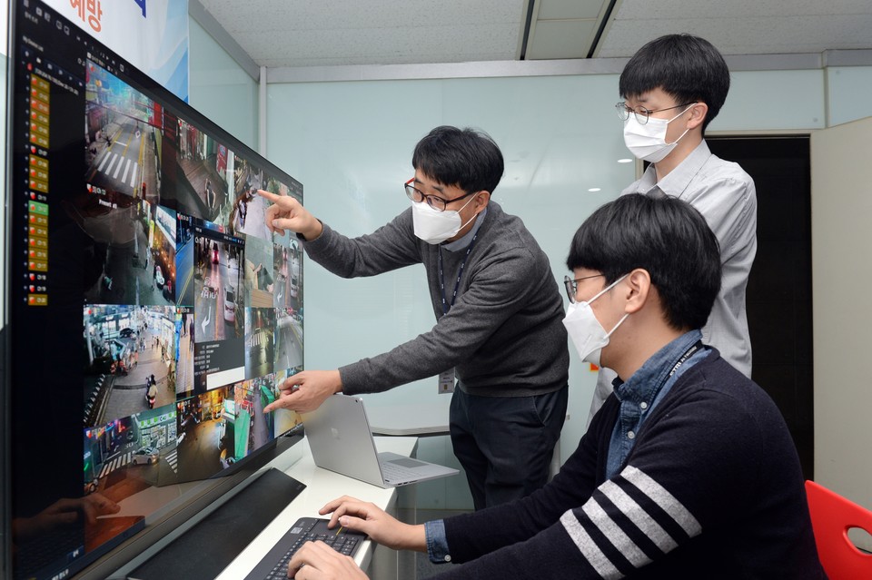 ETRI 연구진이 시각지능기술에 대해 논의하고 있다. [사진=ETRI]