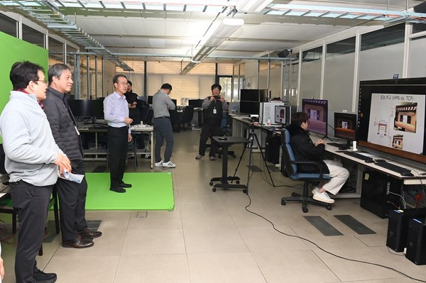 3D 실감형 볼류메트릭 라이브 원격 컨퍼런스 서비스 시연 현장 [사진=ETRI]