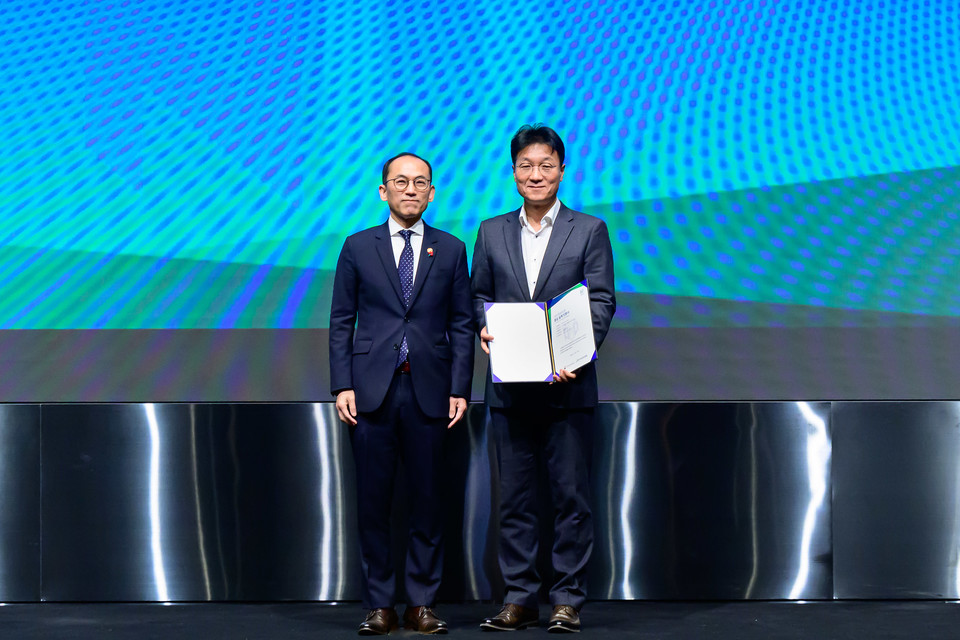 (왼쪽부터) 개인정보보호위원회 고학수 위원장, 삼성전자 DA 김덕호 상무 [사진=삼성전자]