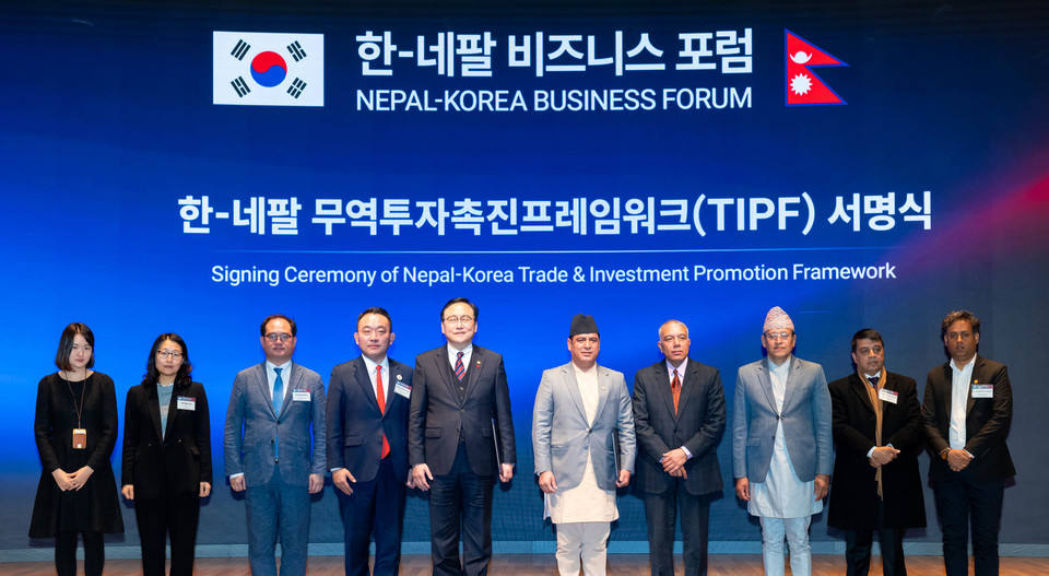 정인교 통상교섭본부장(왼쪽 다섯번째)과 다모달 번다리 산업통상공급부 장관(왼쪽 여섯번째)이 참석자들과 기념촬영을 하고 있다. [사진=대한상의]