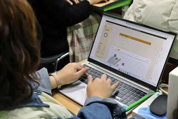 한글과컴퓨터가 사회공헌 활동의 일환으로, 서울 소재 대안학교인 ‘지구촌학교’에 스마트 교실을 구축했다. [사진=한컴그룹]