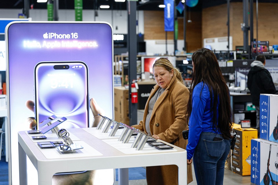 11월29일(현지시간)미국 일리노이주 버뱅크 소재 베스트바이 매장에서 쇼핑객이 애플 아이폰 제품을 보고 있다. [사진=AFP통신]