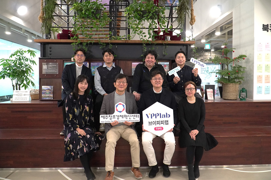 제주혁신센터와 MYSC, 브이피피랩 간 투자협약식에서 관계자들이 기념촬영을 하고 있다. [사진=제주혁신센터]