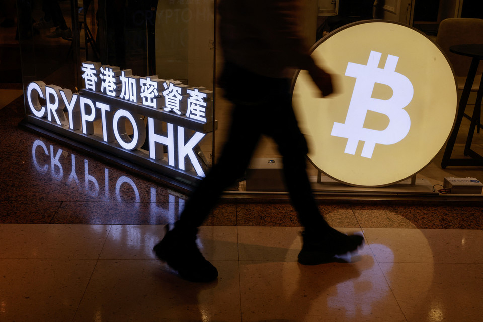 이달 5일 중국 홍콩 소재 암호화폐 거래소 앞을 한 남성이 지나치고 있다. [사진=로이터]