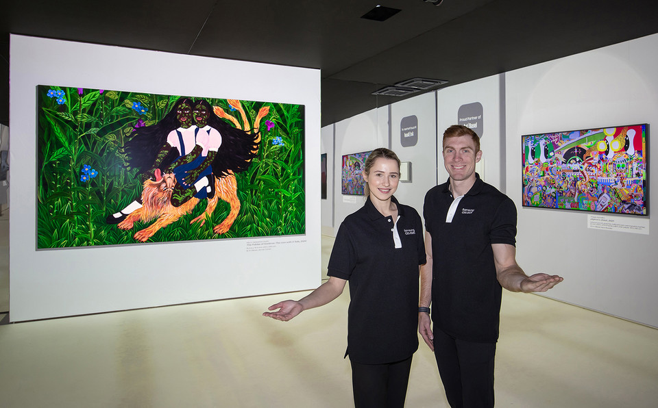 삼성전자 전시관에서 삼성전자 모델이 '새로운 경험을 보여주는 집'에서 올해부터 네오QLED, QLED 모델로 확대되는 삼성 아트 스토어 기능을 설명하고 있다. [사진=삼성전자]