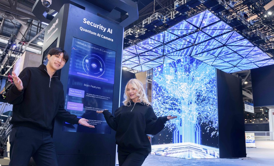 SK전시관에 설치된 ‘지속가능한 나무(Sustainable Tree)’ 존 [사진=SK텔레콤]