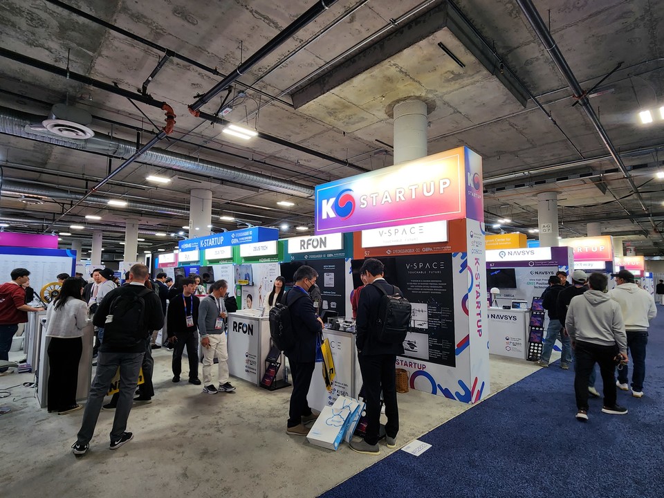 7일(현지시간) 미국 라스베이거스 컨벤션센터에서 열린 CES 2025의 K-스타트업 통합관에 관람객이 방문하고 있다. [사진=중기부]