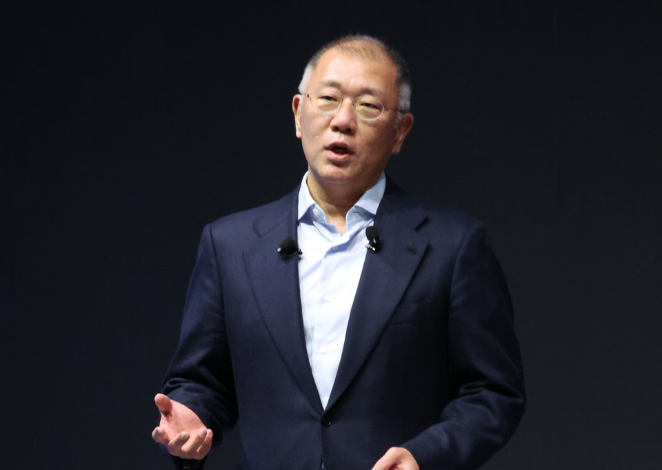 현대차그룹이 연간 기준 역대 가장 많은 24조3000억원을 국내에 투자한다고 밝혔다. 사진은 이달 6일 경기 고양시 '현대모터스튜디오 고양'에서 열린 2025 신년회에서 정의선 현대차그룹 회장이 신년사를 하는 모습 [사진=연합뉴스]