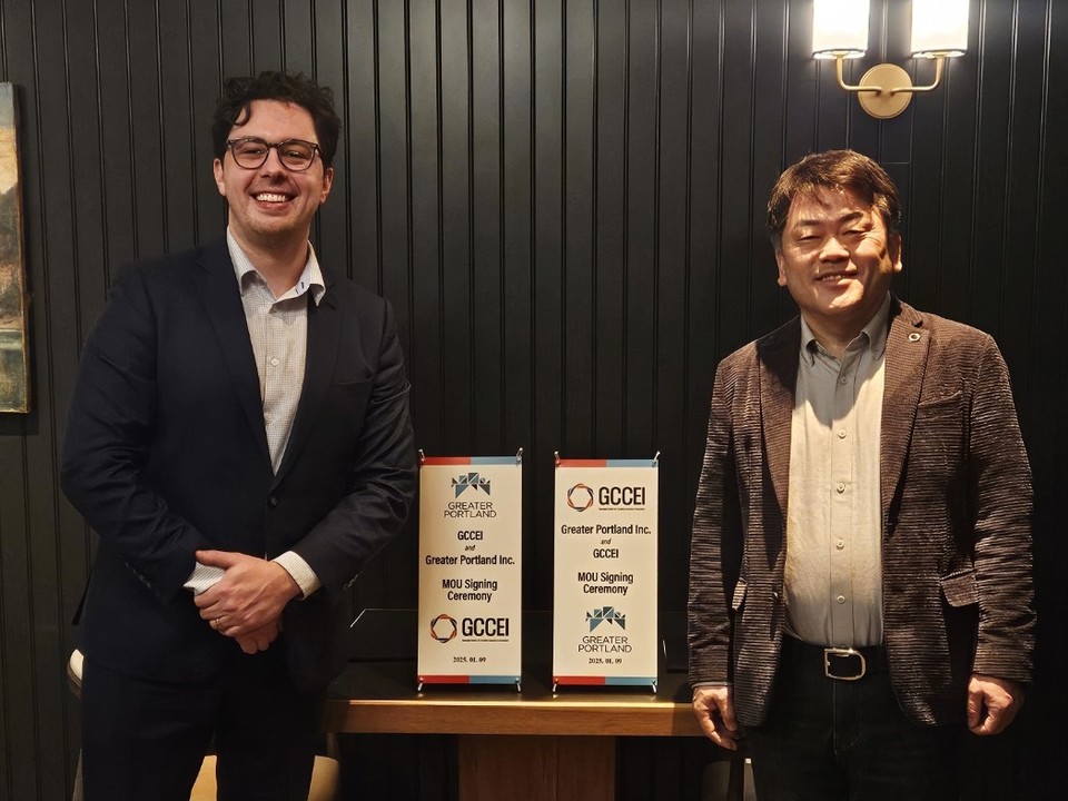 양측 관계자가 업무협약 후 기념촬영을 하고 있다. [사진=경기혁신센터]