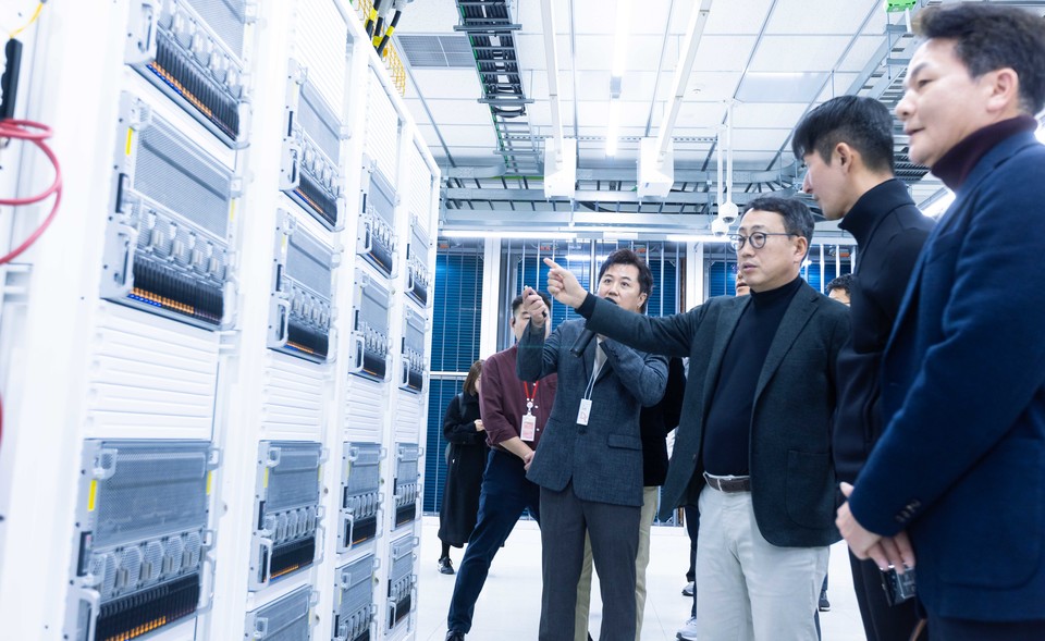 SK브로드밴드(SKB) 가산 IDC에서 SK텔레콤 유영상 CEO가 GPUaaS 준비상황을 점검하고 있다. [사진=SK텔레콤]