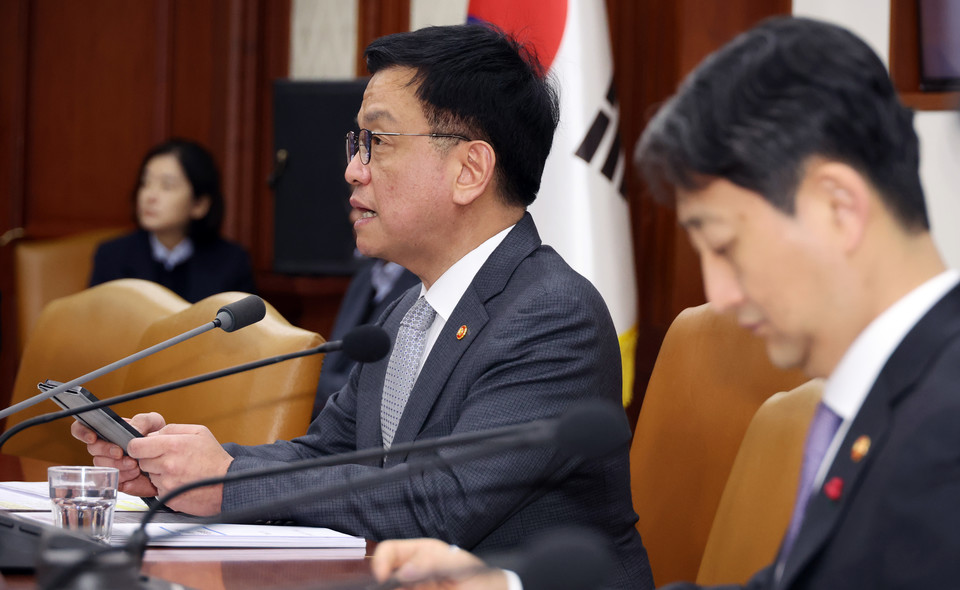 최상목 대통령 권한대행 부총리 겸 기획재정부 장관이 15일 정부서울청사에서 '국정현안관계장관회의 겸 경제관계장관회의 겸 산업경쟁력강화관계장관회의'를 하고 있다. [사진=연합뉴스]