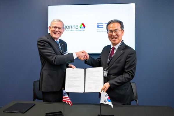 (왼쪽부터) 폴 컨스 ANL 디렉터, 방승찬 ETRI 원장 [사진=ANL]