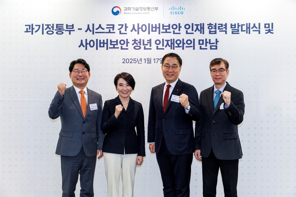 (왼쪽부터) 과기정통부 김남철 정보보호네트워크정책관, 시스코코리아 최지희 대표, 최형두 국회의원, 한국정보보호산업협회 조영철 회장 [사진=시스코]