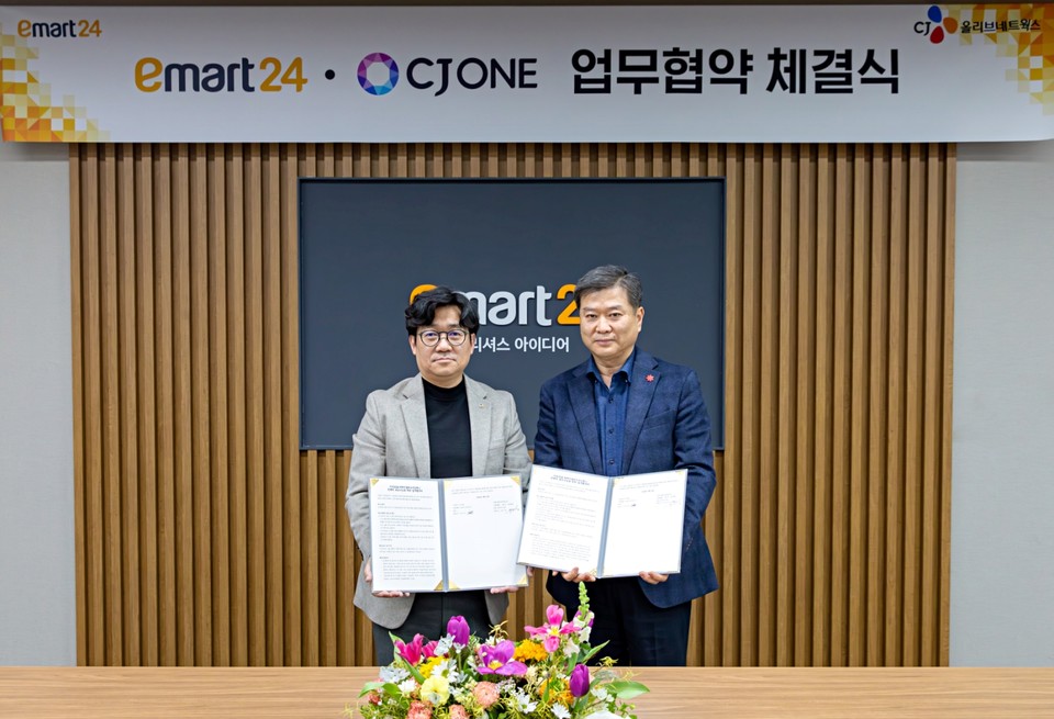 (왼쪽부터) 유인상 CJ올리브네트웍스 대표, 송만준 이마트24 대표 [사진=CJ올리브네트웍스]