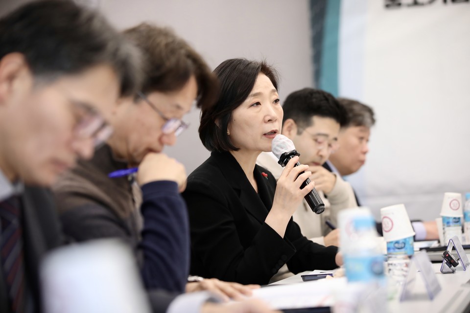 오영주 중소벤처기업부 장관이 '중소기업 인공지능(AI) 정책자문단 킥오프 회의'에서 모두 발언을 하고 있다. [사진=중기부]