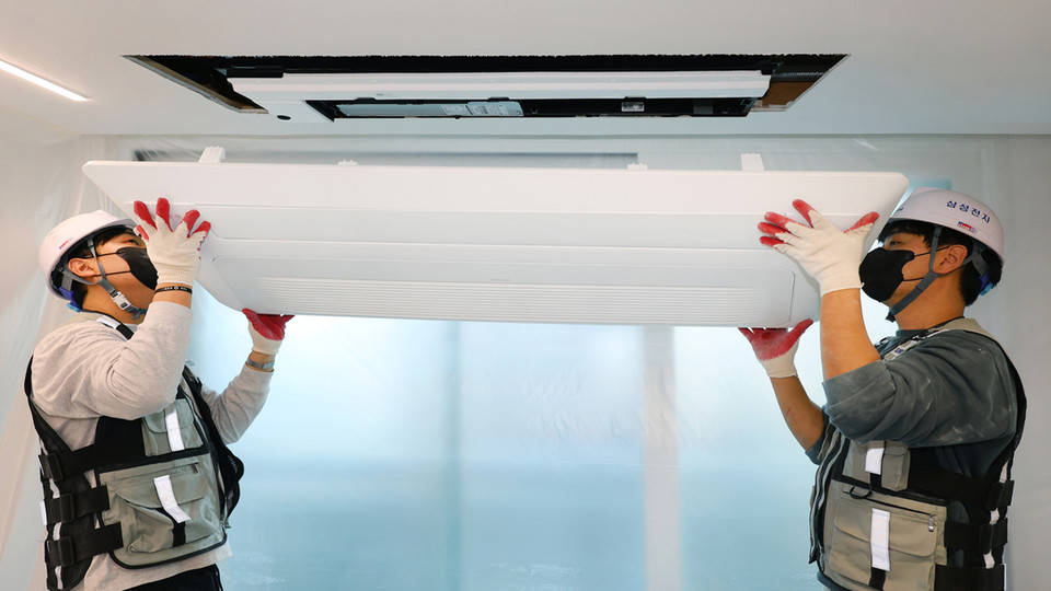 삼성 인테리어핏 키트를 활용해 시스템에에컨을 설치하는 모습 [사진=삼성전자]