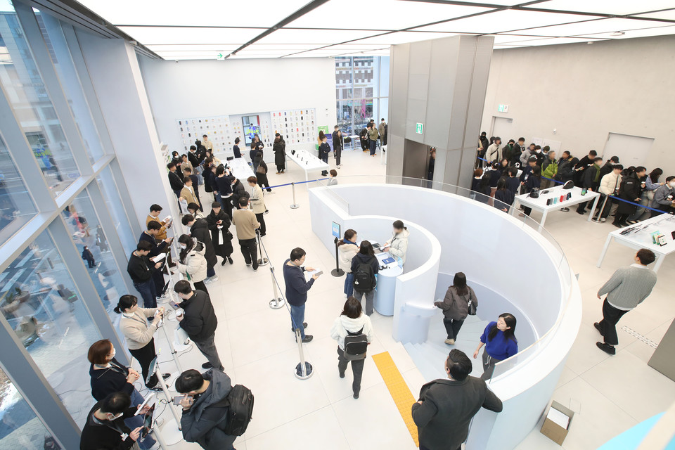 갤럭시S25 시리즈 사전 개통 첫 날인 4일 '삼성 강남' 전경 [사진=삼성전자]