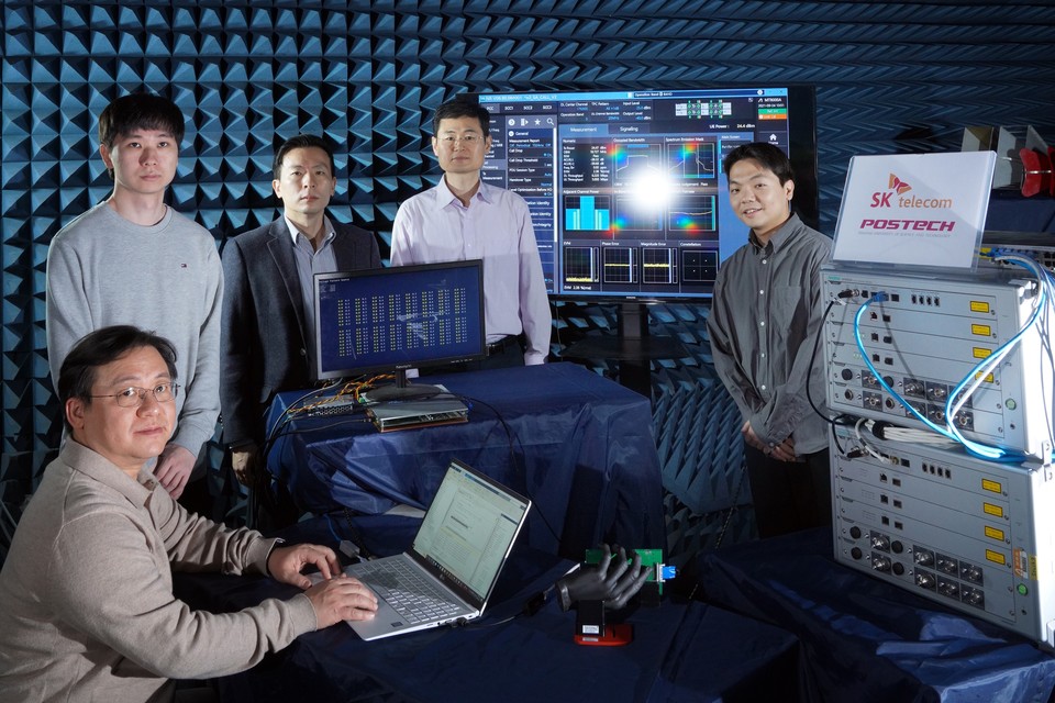 SK텔레콤 연구원과 포스텍 홍원빈 교수팀 [사진=SK텔레콤]