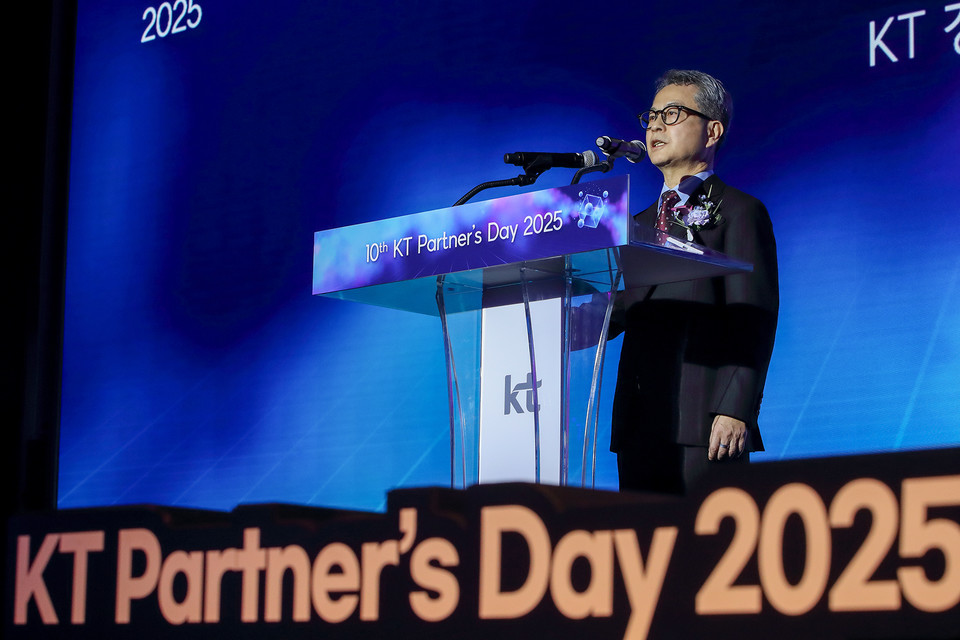 제10회 KT 파트너스데이 2025에서 KT 경영지원부문장 임현규 부사장이 인사말을 전하고 있다. [사진=KT]