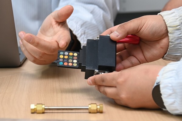 ETRI 연구진이 개발한 폐암 조기진단 시스템에 내장된 멀티모달 센서 어레이와 센서 지그 [사진=ETRI]