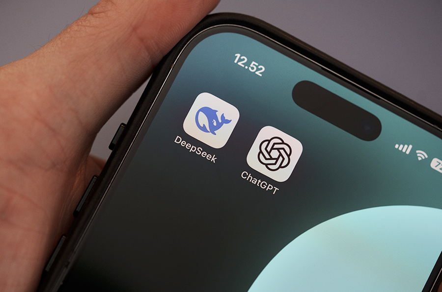 스마트폰 화면에 표시된 딥시크와 챗GPT 아이콘 [사진=EPA]
