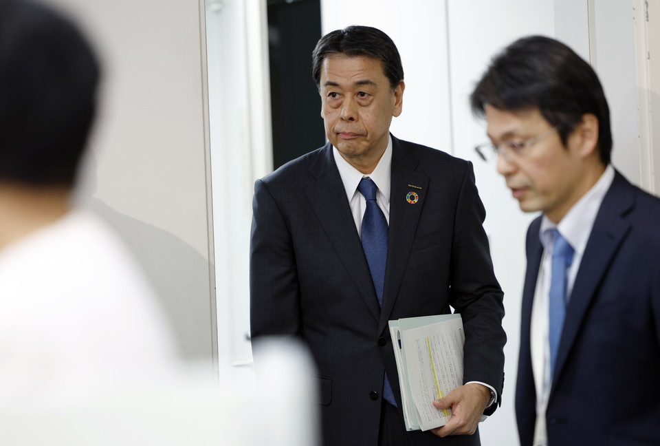 13일 일본 요코하마 소재 닛산 본사에서 열린 기자회견장에 들어서는 우치다 마코토 닛산자동차 사장 [사진=EPA]