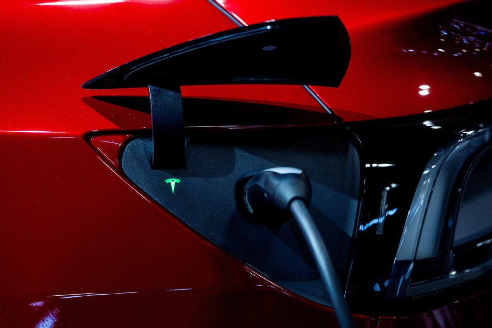 인공지능(AI)을 구현하기 위한 데이터센터가 들어서고 전기차(EV) 보급이 늘면서 전력수요 예측 불확실성이 확대되고 있다. 사진은 테슬라 전기차(EV) 모델Y가 충전하는 모습 [사진=로이터]